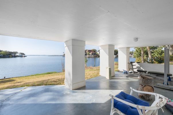Exterior, Lake