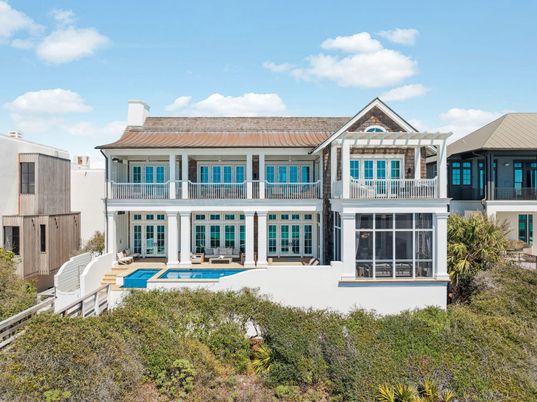 Exterior, Facade, Pool, Farmhouse