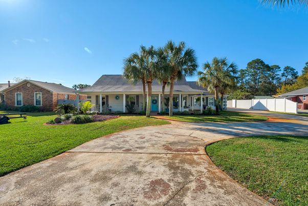 Backyard, Exterior, Facade, Brick Facade, Ranch