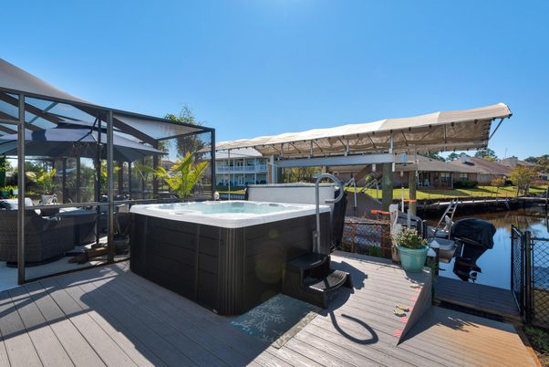 Exterior, Hot Tub