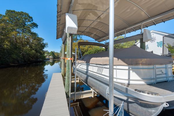Exterior, Lake