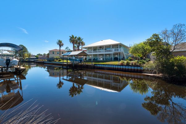 Exterior, Lake