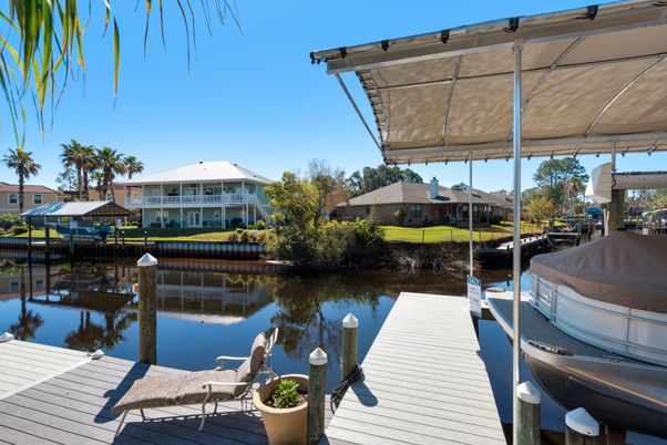 Exterior, Lake