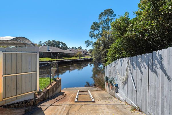 Exterior, Lake