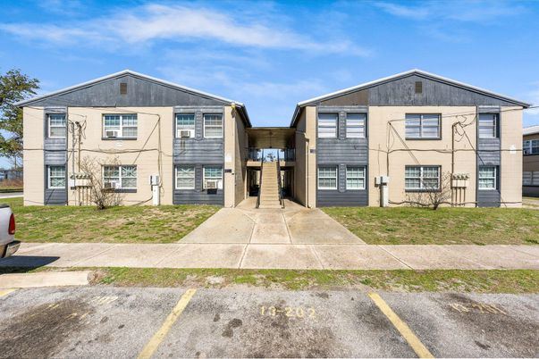 Exterior, Facade, Split Level