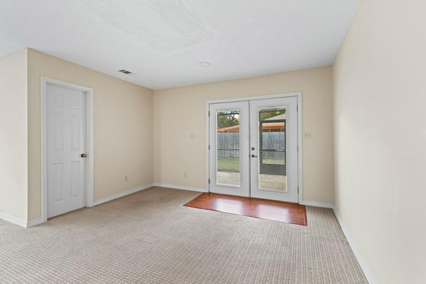 Empty room, Interior
