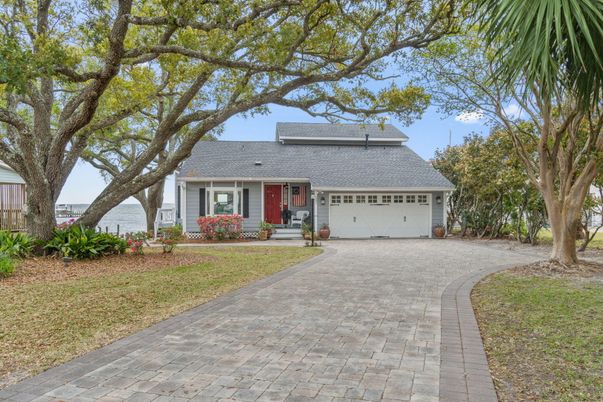 Attached, Exterior, Facade, Cape Cod