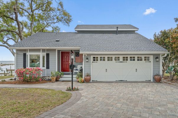 Attached, Exterior, Facade, Ranch