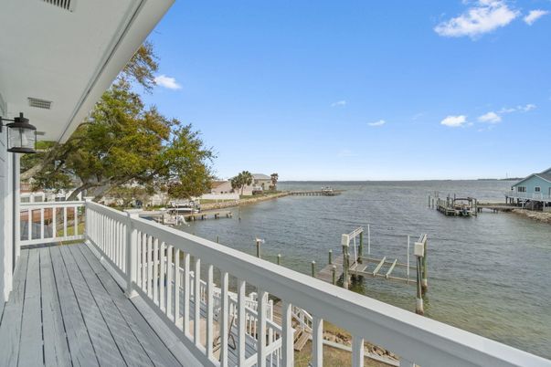 Exterior, Lake