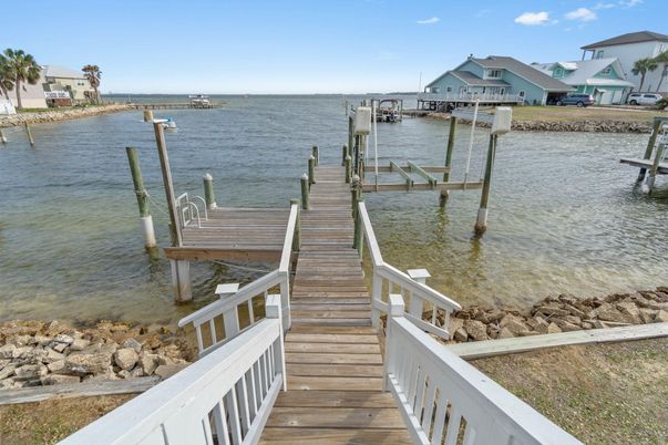 Exterior, Lake