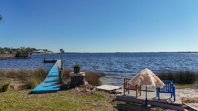 Exterior, Lake