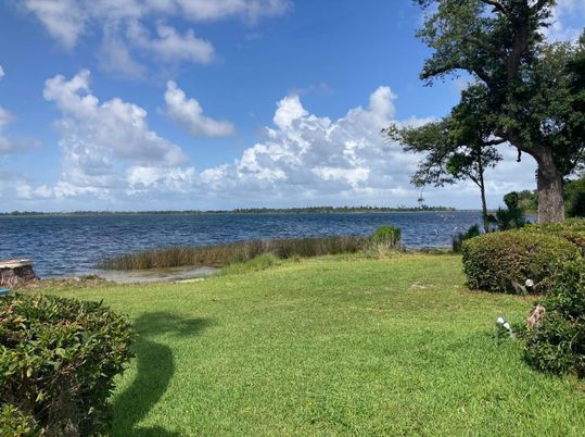 Exterior, Lake
