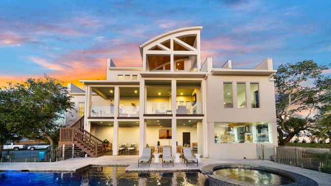 Exterior, Facade, Pool, Modern
