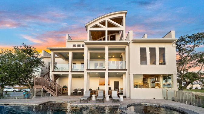Exterior, Facade, Pool, Modern
