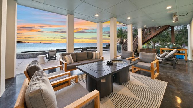 Exterior, Living room, Recessed Lighting, Water