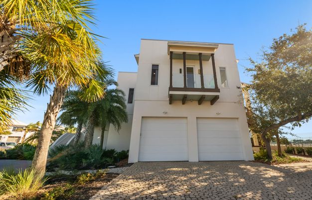 Attached, Exterior, Facade, Modern