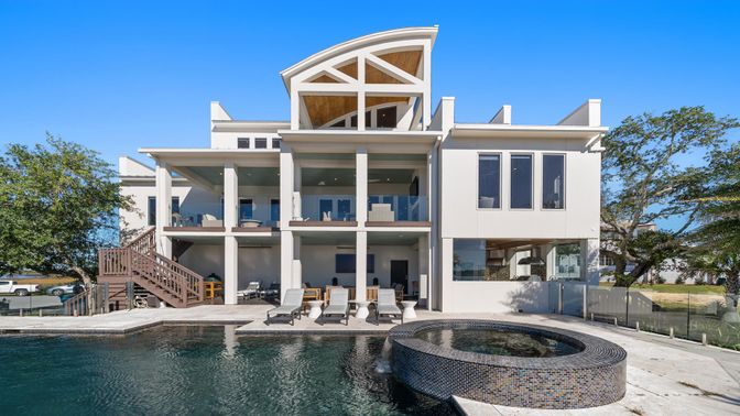 Exterior, Facade, Pool, Modern