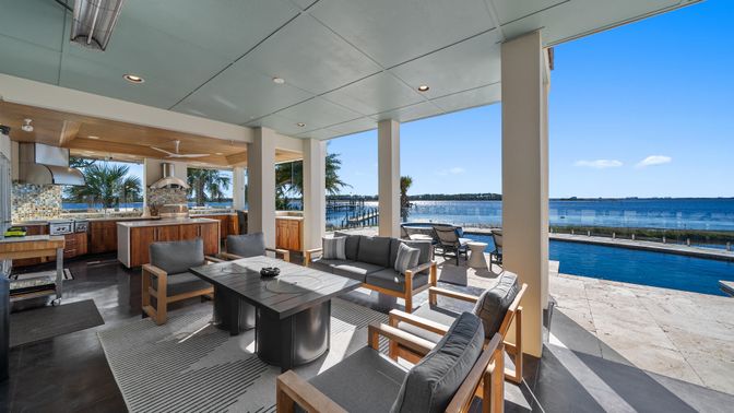 Exterior, Living room, Recessed Lighting, Water