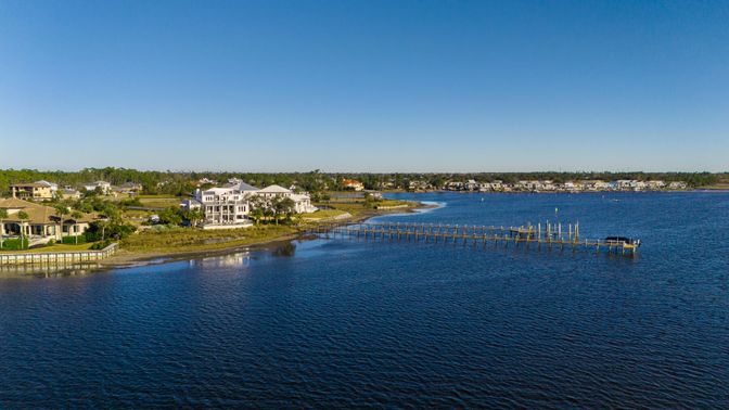 Exterior, Lake