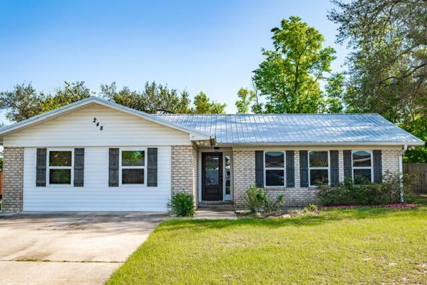 Exterior, Facade, Brick Facade, Ranch