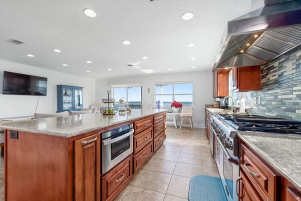 Dining room, Interior, Kitchen, Recessed Lighting, Stainless Steel Appliances