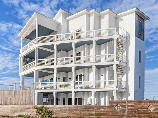 Exterior, Facade, Modern