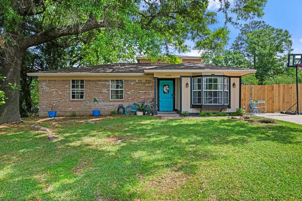 Backyard, Exterior, Facade, Brick Facade, Ranch