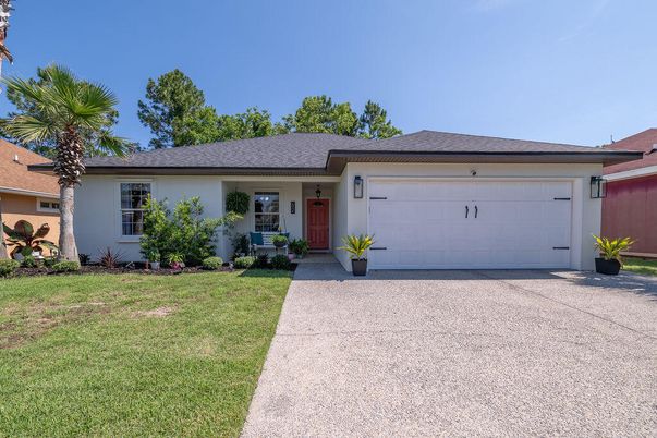 Attached, Exterior, Facade, Ranch
