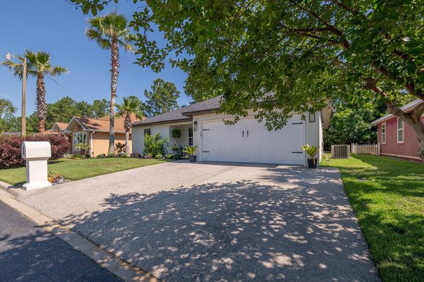 Attached, Exterior, Facade, Ranch