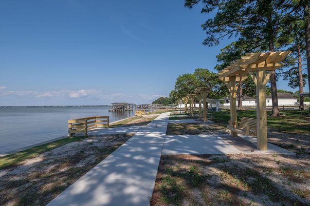 Exterior, Lake
