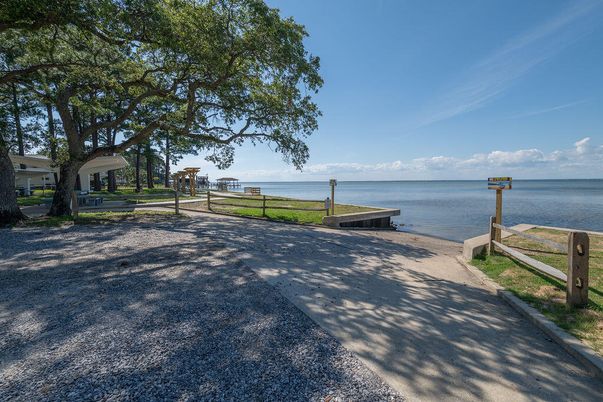 Exterior, Lake