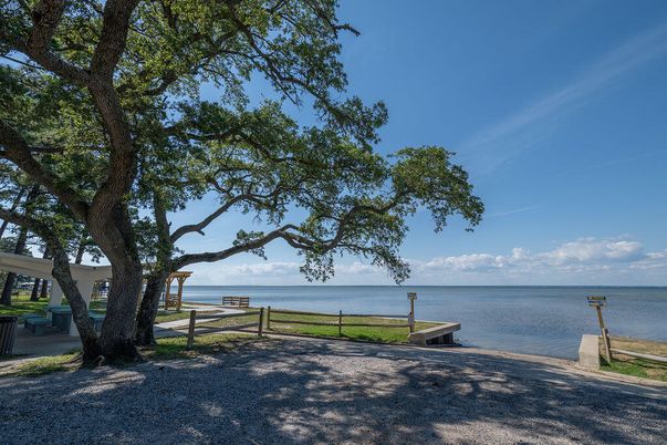 Exterior, Lake