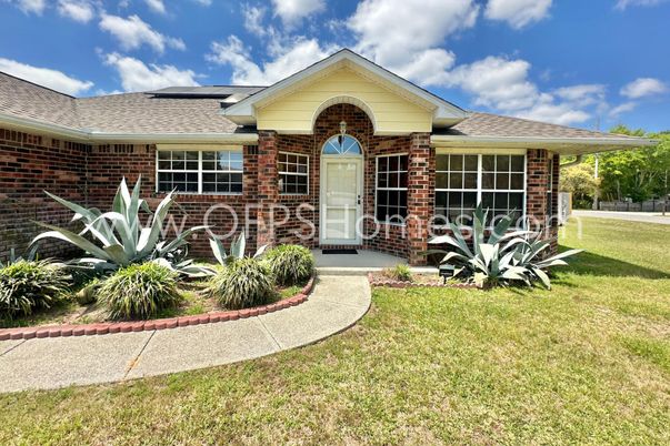Exterior, Facade, Brick Facade, Ranch
