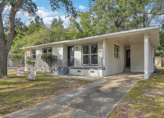 Exterior, Facade, Ranch