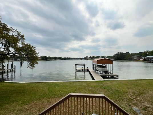 Exterior, Lake