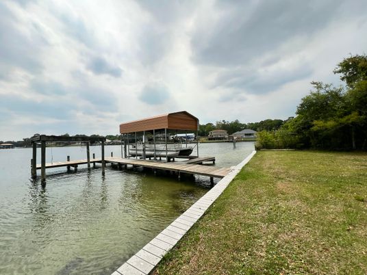 Exterior, Lake