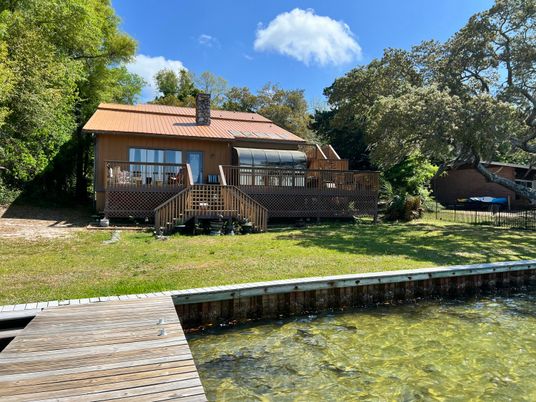 Exterior, Lake