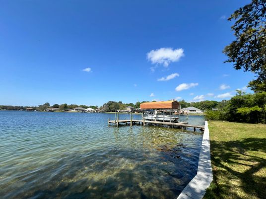 Exterior, Lake