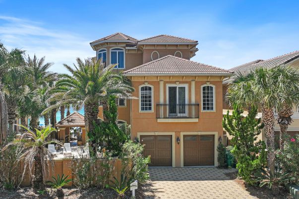 Attached, Exterior, Facade, Mediterranean