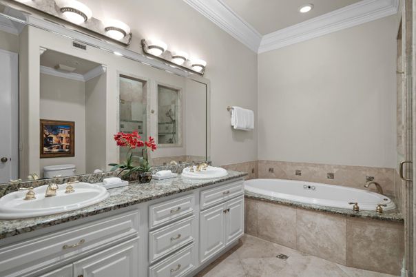 Bathroom, Dual Sink Vanities, Interior, Recessed Lighting