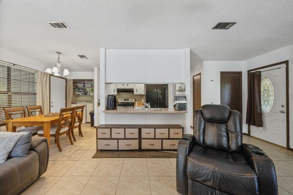 Chandelier, Dining room, Interior, Kitchen, Stainless Steel Appliances