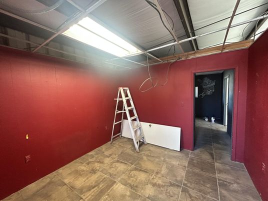 Empty room, Interior