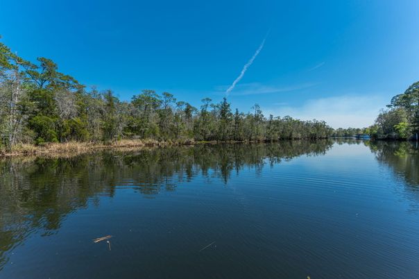 Exterior, Lake