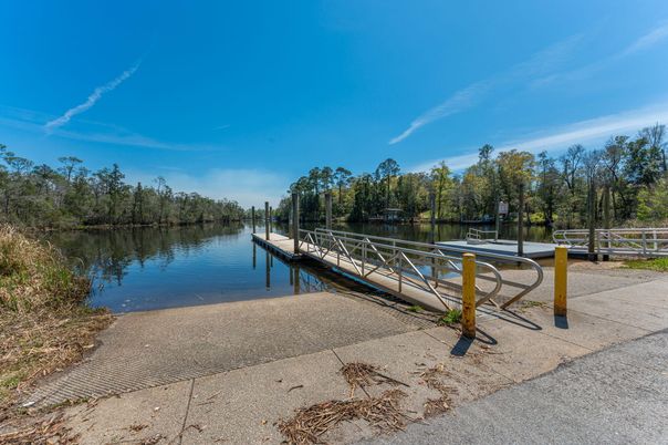 Exterior, Lake