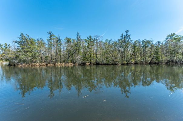 Exterior, Lake