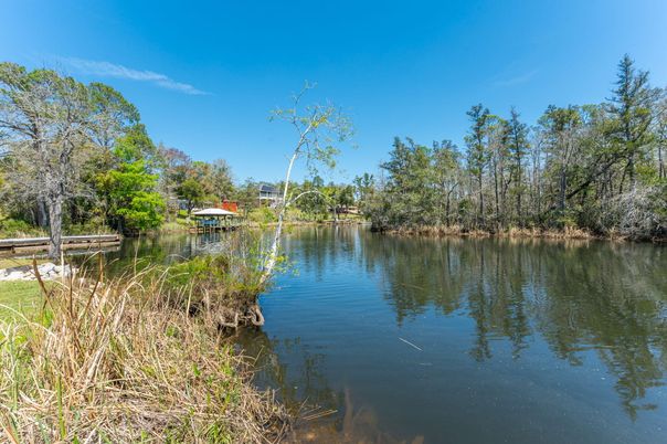 Exterior, Lake