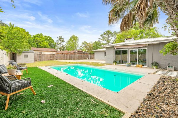 Exterior, Pool
