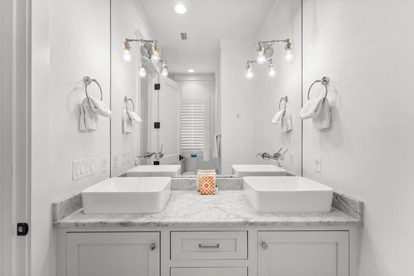 Bathroom, Dual Sink Vanities, Interior, Recessed Lighting