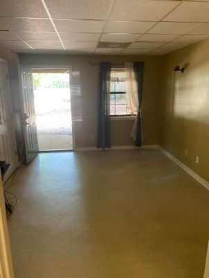 Empty room, Interior