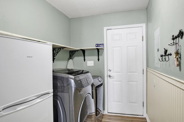 Interior, Washer, Wood Texture Flooring